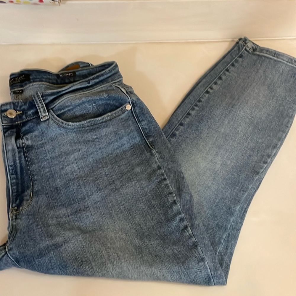 Judy Blue non distressed stretch/cropped jeans.